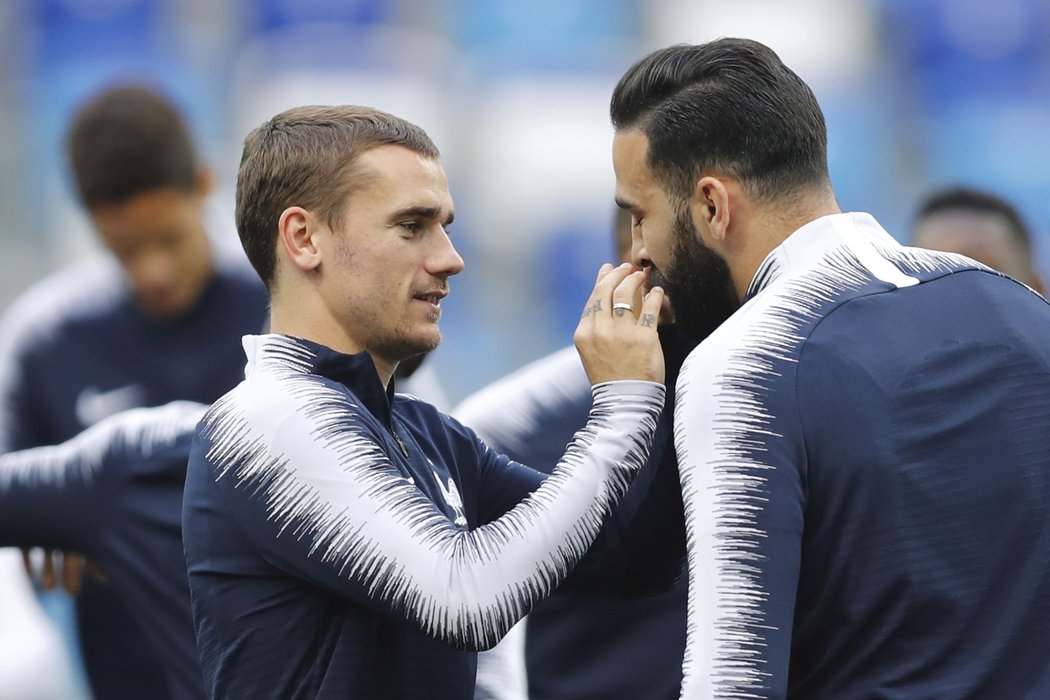 Antoine Griezmann kroutí knír svému spoluhráči Ramimu