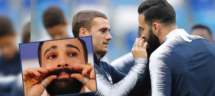 Adal Rami se stal se svým knírem a plnovousem maskotem francouzských fotbalistů na MS