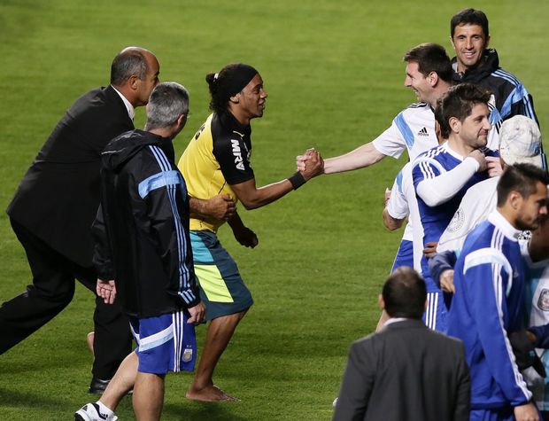 Fanoušek převlečený za Ronaldinha si podává ruku s Lionelem Messim Fanoušek převlečený za Ronaldinha si podává ruku s Lionelem Messim