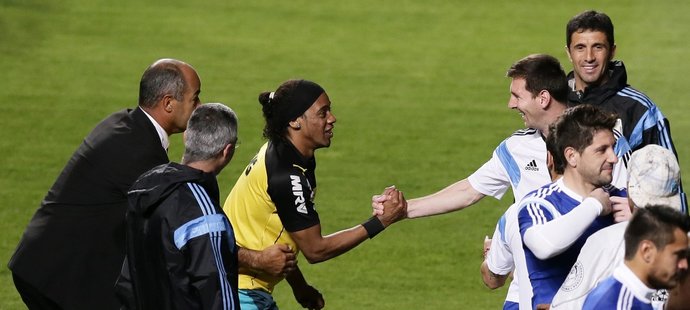 Fanoušek převlečený za Ronaldinha si podává ruku s Lionelem Messim