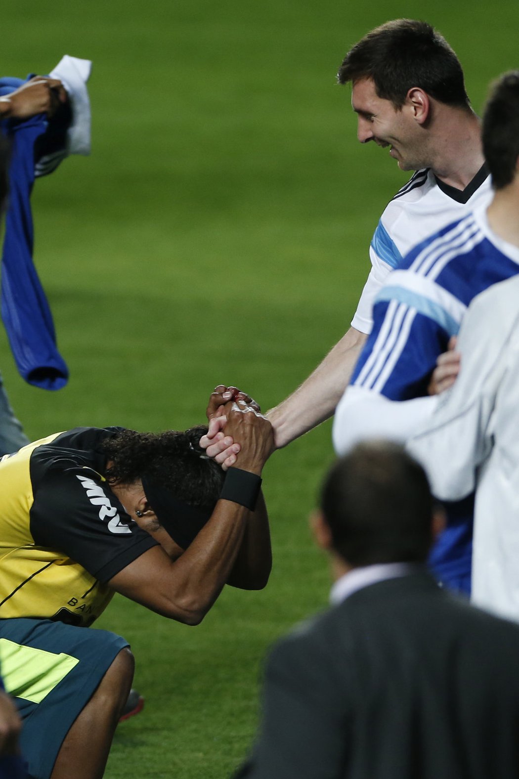 Ronaldinhův dvojník se klaní Messimu na argentinském tréninku. Po jeho skončení na hřiště vtrhlo několik fanoušků, kteří se snažili dostat právě k hvězdě Barcelony
