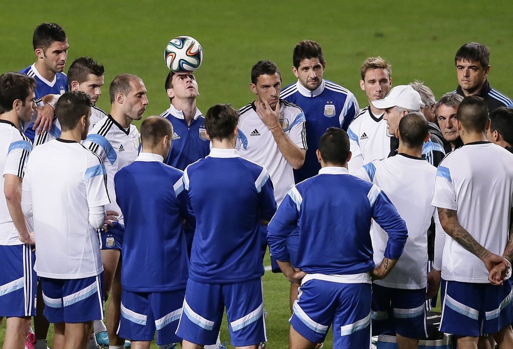 Argentinci poslouchají trenéra, Messi u toho drží míč na hlavě