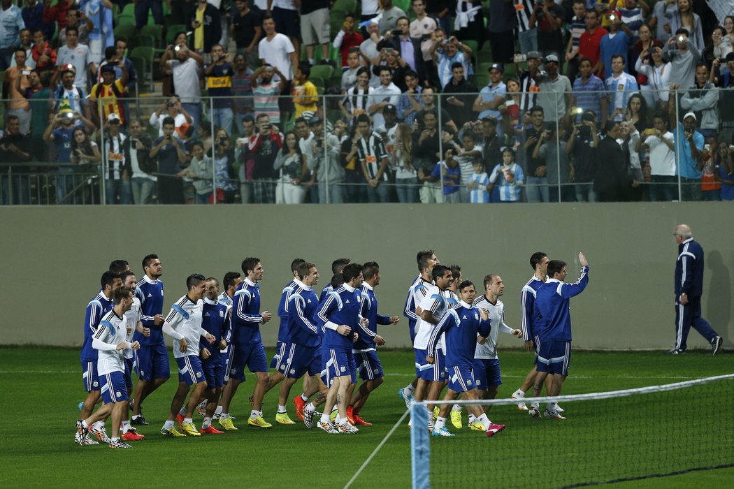 Argentinští fotbalisté zdraví na začátku tréninku fanoušky