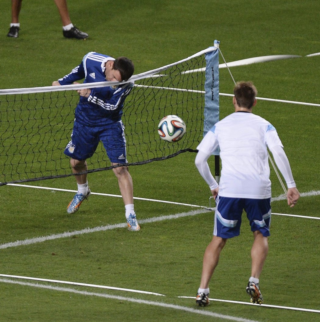 Vysoký nohejbal v podání Argentinců, Messi hlavičkuje i se sítí...