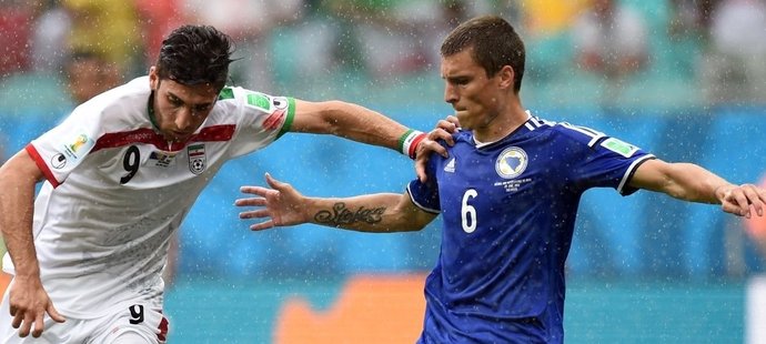 Bosenský fotbalista Ognjen Vranješ (vpravo) na mistrovství světa v zápase proti Íránu