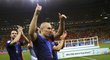 Arjen Robben slaví s bronzovou medailí na krku výhru nad Brazílií