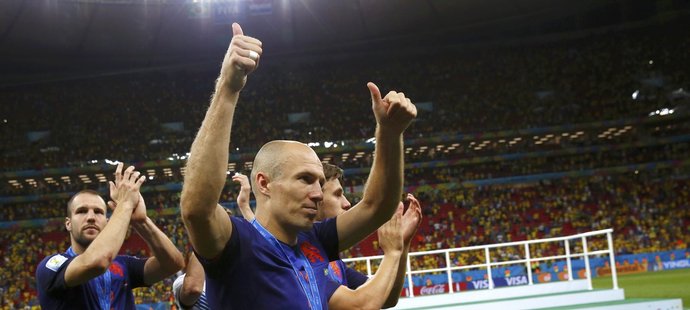 Arjen Robben slaví s bronzovou medailí na krku výhru nad Brazílií