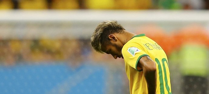 Zraněný Brazilec Neymar se po konci zápasu o bronz dobelhal i na hřiště