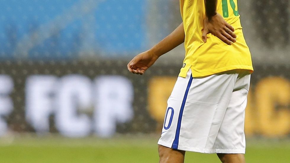 Zraněný Brazilec Neymar se po konci zápasu o bronz dobelhal i na hřiště