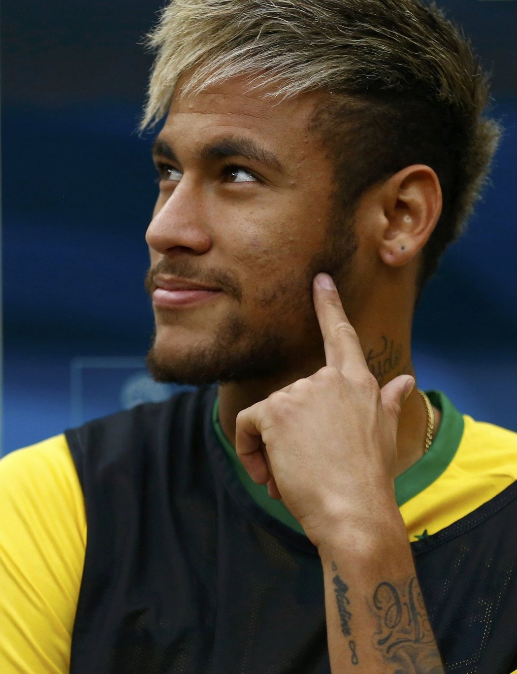 Brazilec Neymar na lavičce během zápasu o bronz na mistrovství světa