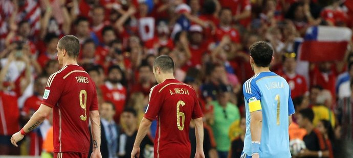 Fernando Torres, Andres Iniesta a brankář Iker Casillas opouští hřiště po porážce s Chile