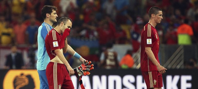 Iker Casillas, Andres Iniesta a Fernando Torres opouštějí hřiště po propadáku s Chile