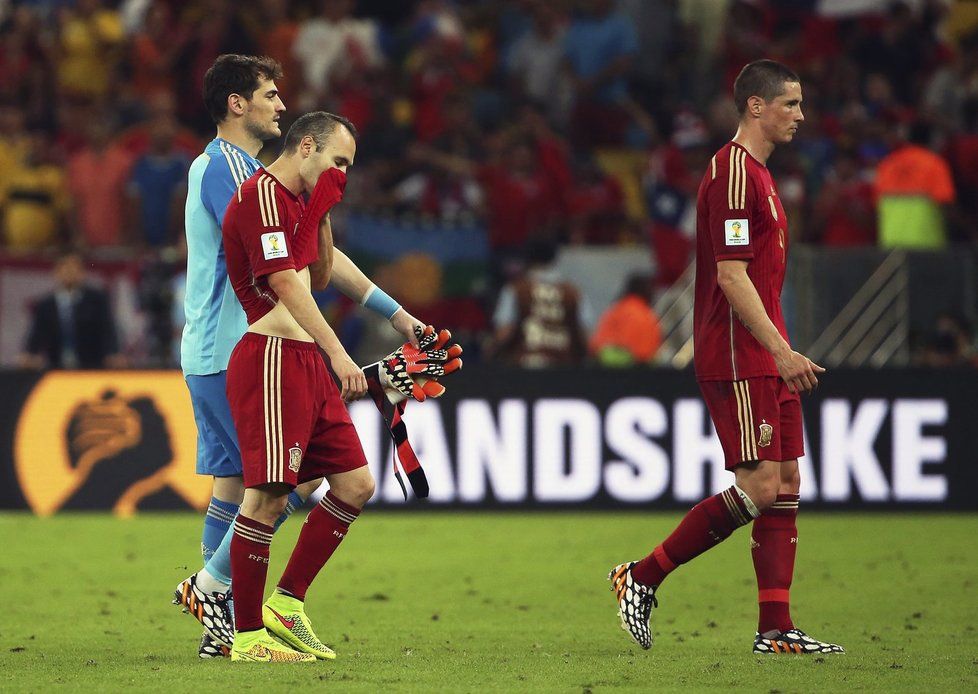 Iker Casillas, Andres Iniesta a Fernando Torres opouštějí hřiště po propadáku s Chile