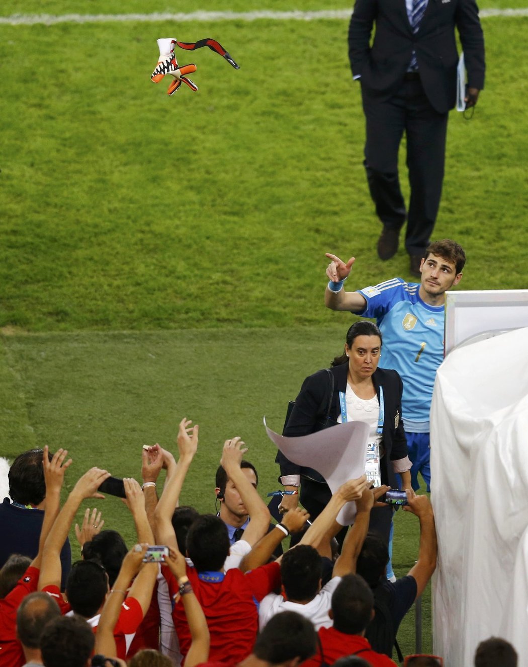 Iker Casillas odchází do kabin po prohře s Chile, která zpečetila osud Španělů. I přes to hodil fanouškům své rukavice