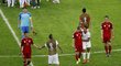 Fotbalisté Chile si podávají ruce se Španěly, které vyřadili už v základní skupině