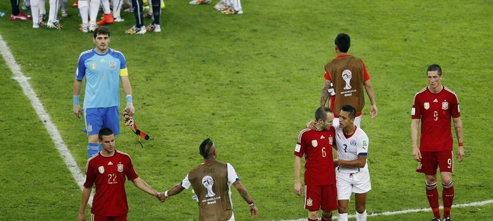 Fotbalisté Chile si podávají ruce se Španěly, které vyřadili už v základní skupině