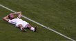 Christoph Kramer leží na trávníku po tvrdém úderu do hlavy ve finále MS proti Argentině