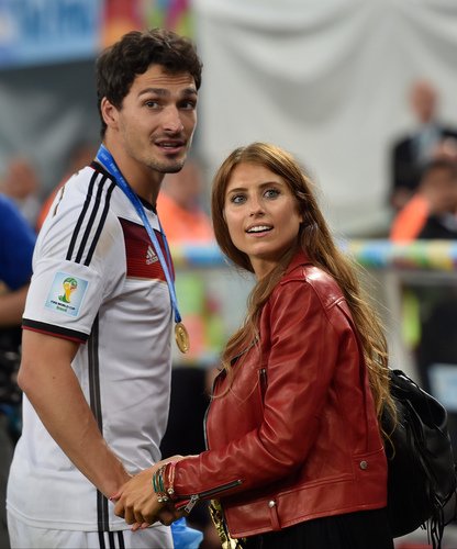 Mats Hummels se svou přítelkyní Cathy Fischerovou po vítězném finále MS