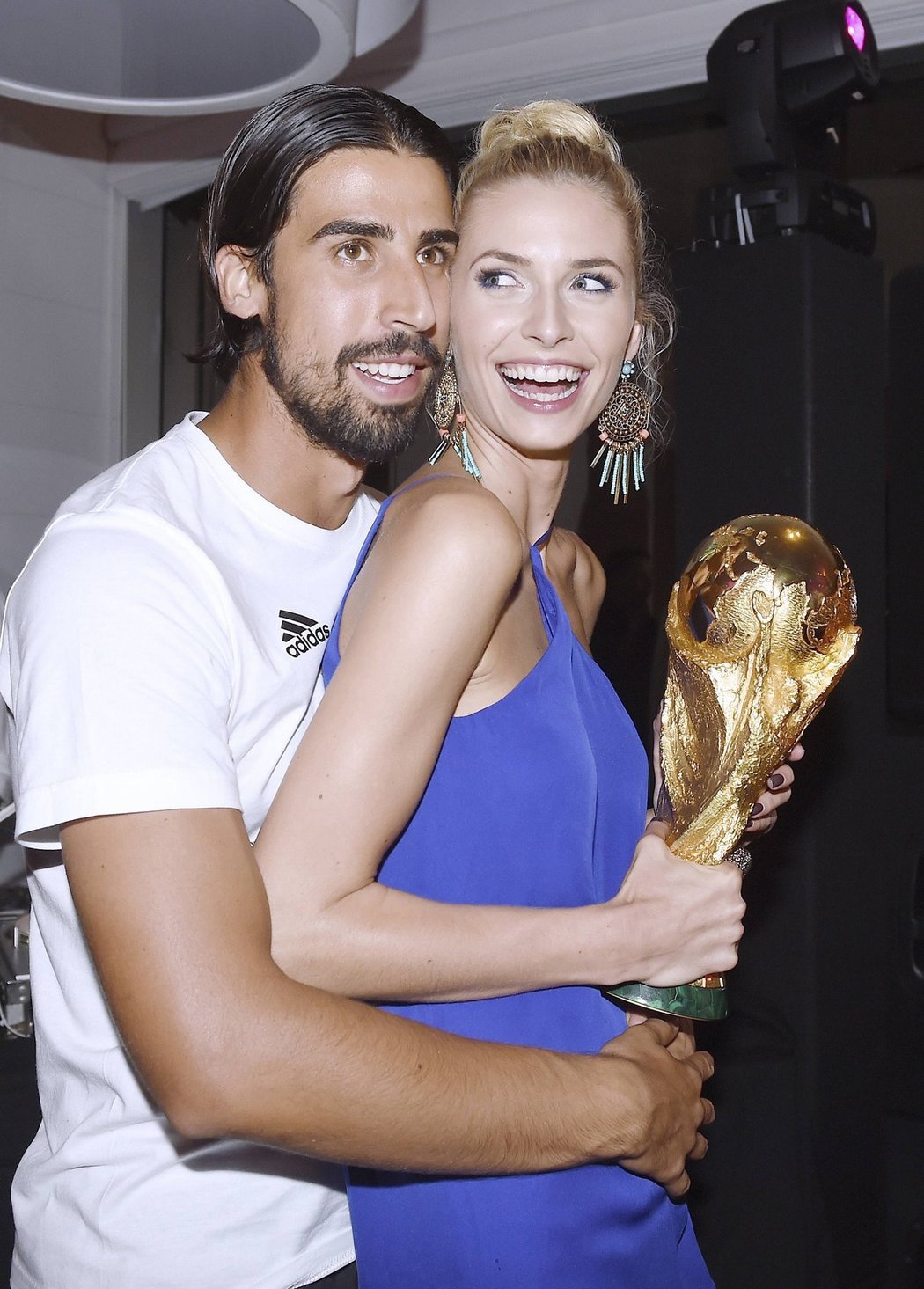 Sami Khedira objímá svou přítelkyni Lenu Gerckeovou na německém večírku po zisku titulu mistrů světa