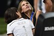 Bastian Schweinsteiger se po finále MS sklání nad přítelkyní brankáře Neuera Kathrin Gilchovou a svou kráskou Sarah Brandnerovou