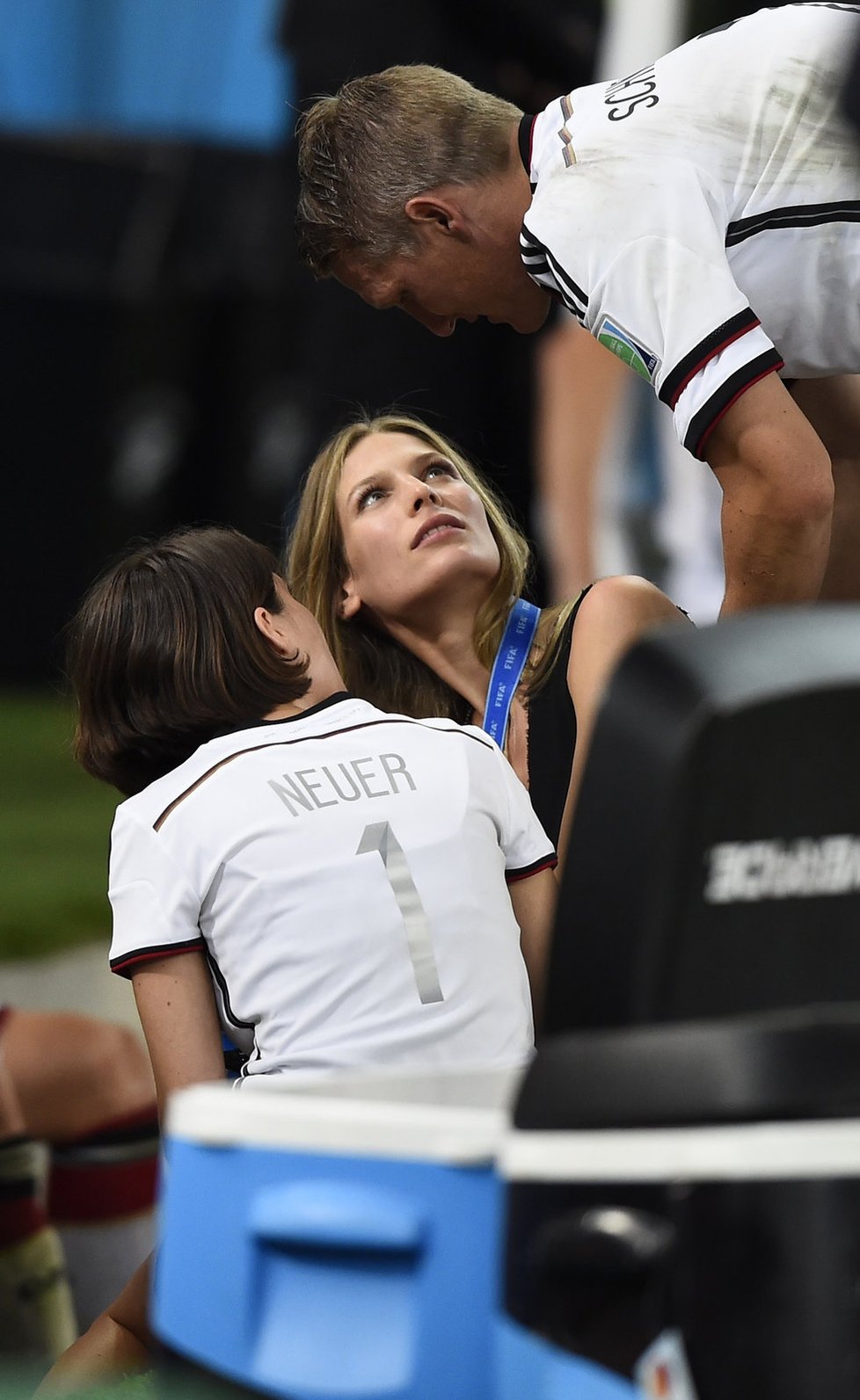 Bastian Schweinsteiger se po finále MS sklání nad přítelkyní brankáře Neuera Kathrin Gilchovou a svou kráskou Sarah Brandnerovou
