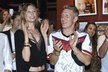 Bastian Schweinsteiger na mistrovském večírku se svou přítelkyní Sarah Brandnerovou