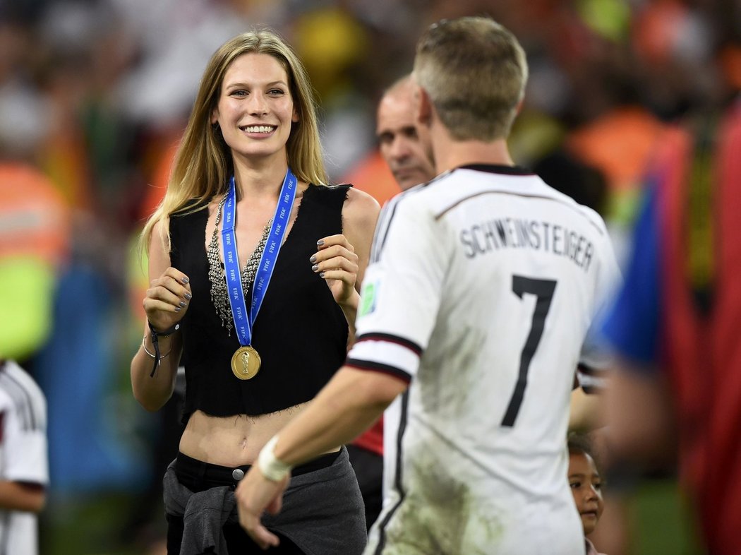 Zlatíčko, poběž ke mě! Bastian Schweinsteiger míří za svou přítelkyní Sarah, která už má na krku jeho medaili