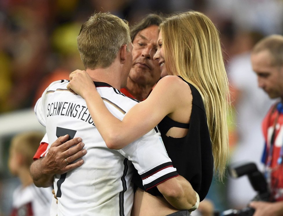 Bastian Schweinsteiger slaví zisk titulu mistrů světa s přítelkyní Sarah Brandnerovou a týmovým lékařem