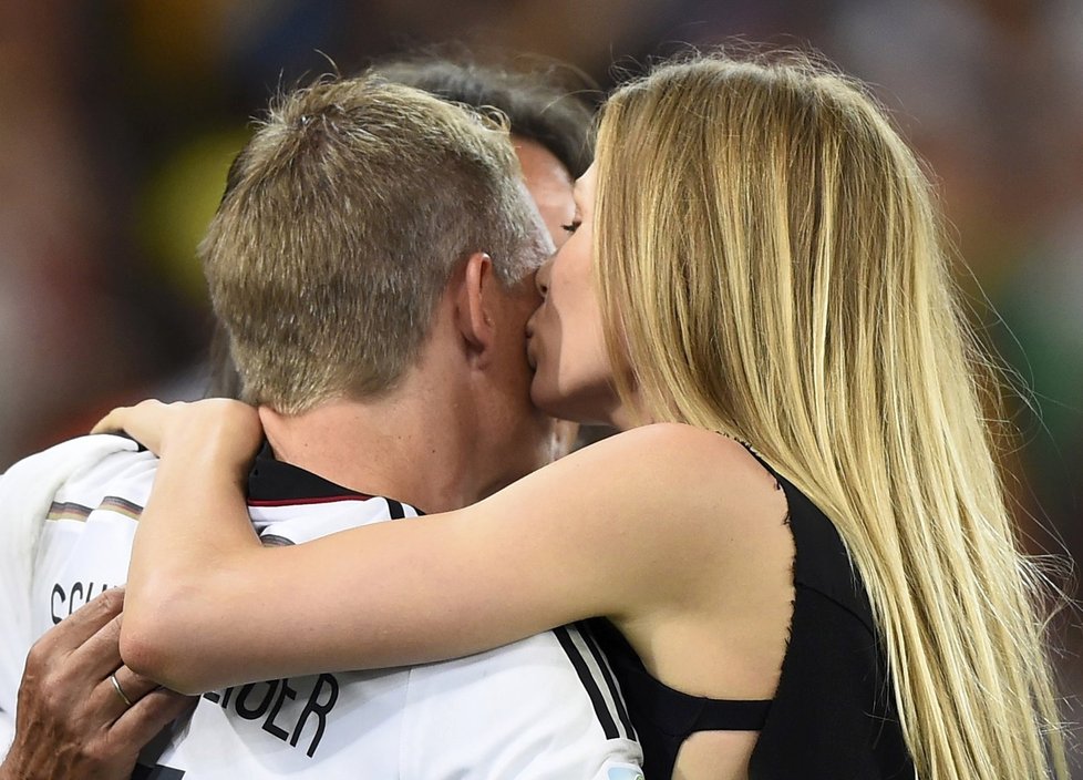 Pusa pro šampiona! Sarah Brandnerová líbá svého přítele Bastaiana Schweinsteigera po finále MS