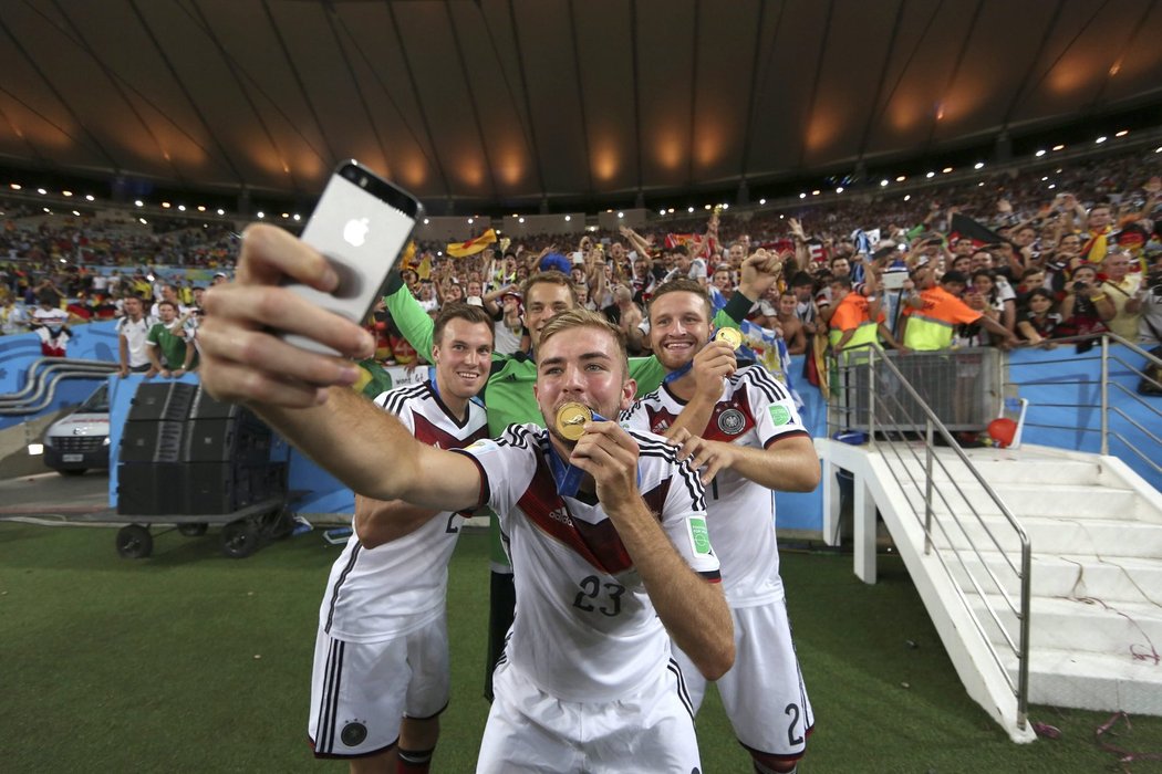 Mistrovské selfie! Uprostřed Christopher Kramer, který musel po půl hodině střídat, vlevo Kevin Grosskreutz, vzadu Manuel Neuer a vpravo Shkodran Mustafi