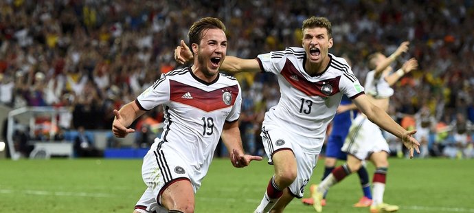 Mario Götze (vlevo) slaví svůj gól v prodloužení finále MS proti Argentině s Thomasem Müllerem