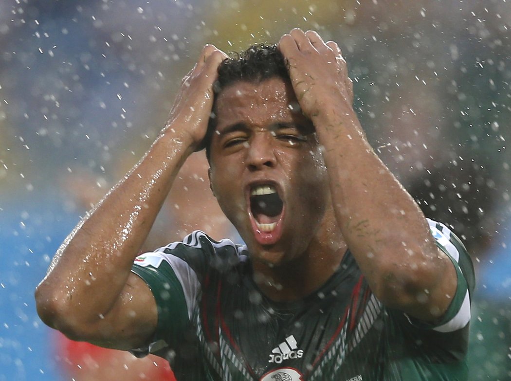 Mexičan Giovani Dos Santos se rozčiluje poté, co rozhodčí v zápase s Kamerunem neuznal jeho gól