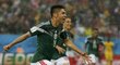 Oribe Peralta se raduje z jediného gólu zápasu Mexičanů v zápase proti Kamerunu