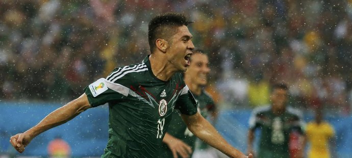 Oribe Peralta se raduje z jediného gólu zápasu Mexičanů v zápase proti Kamerunu