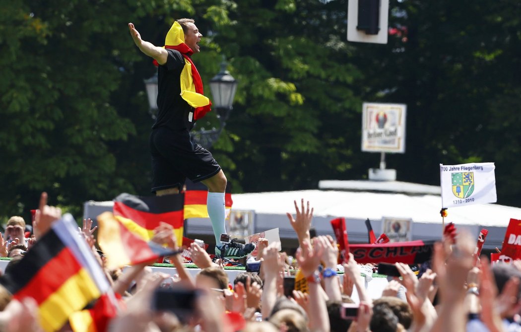 Miluju vás! Manuel Neuer si užívá fantastického přivítání fanoušky v Berlíně