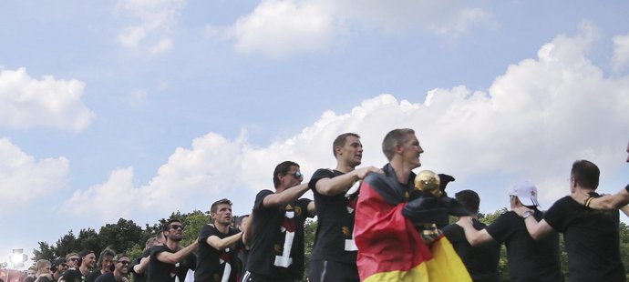 Němečtí fotbalisté křepčí na pódiu v centru Berlína, kde je vítalo půl milionu fanoušků