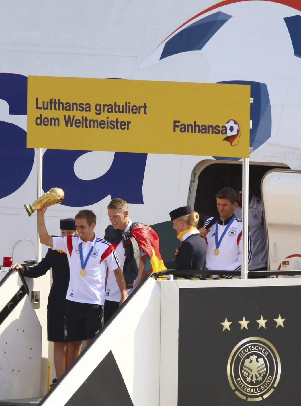 Trofej pro mistry světa je doma! Kapitán Philipp Lahm vystupuje po příletu v Berlíně