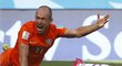 Arjen Robben se dožaduje penalty po zákroku Mexičana Layuna