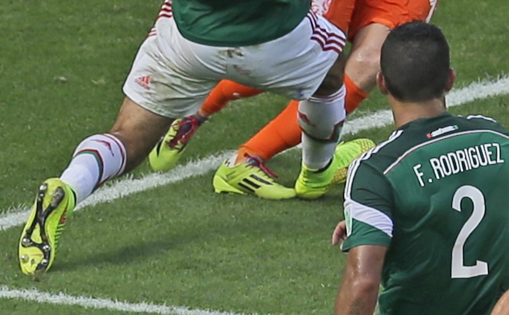 Klíčový okamžik zápasu - Mexičan Rafael Marquéz se dotkl Robbenovy kopačky a Nizozemec se poroučel k zemi - penalta