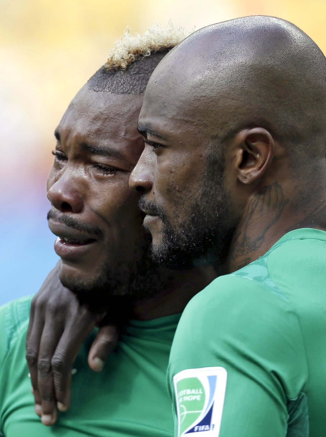 Spoluhráč Didier Zakora utěšuje Sereyho Die, který se kvůli smrti otce při hymně Pobřeží slonoviny rozbrečel