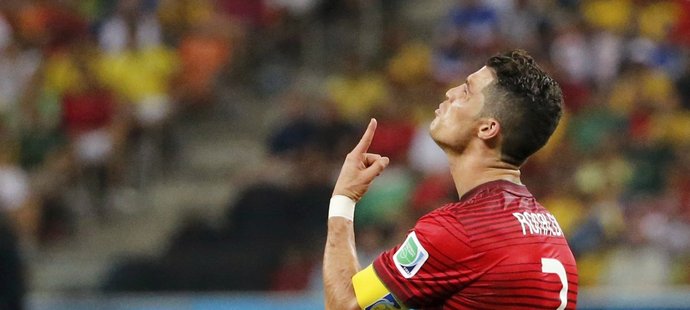 Cristiano Ronaldo se vzteká po neproměněné šanci v zápase s USA