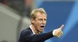 Jürgen Klinsmann diriguje své svěřence v zápase s Portugalskem