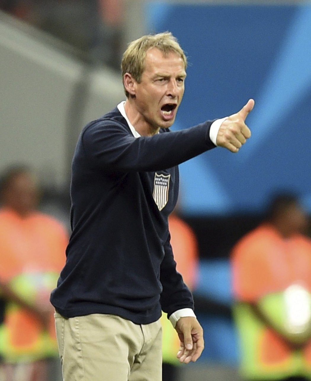 Jürgen Klinsmann diriguje své svěřence v zápase s Portugalskem