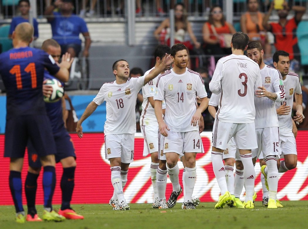 Fotbalisté Španělska se radují z proměněné penalty Xabiho Alonsa proti Nizozemsku