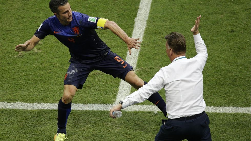 Robin van Persie slaví svou vyrovnávací trefu proti Španělům s koučem Luisem van Gaalem