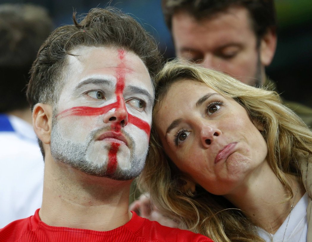 Proč my? Angličtí fanoušci smutní v zápase s Uruguayí