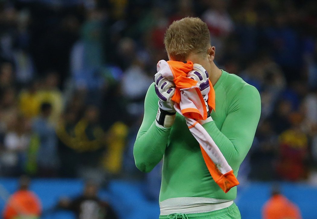 Anglický brankář Joe Hart po prohře s Uruguayí, která pravděpodobně znamená konec Angličanů na MS