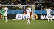 Angličtí fotbalisté Steven Gerrard, Adam Lallana a Phil Jagielka po prohře s Uruguayí