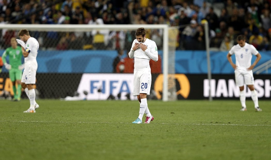 Angličtí fotbalisté Steven Gerrard, Adam Lallana a Phil Jagielka po prohře s Uruguayí