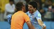 Uruguayský brankář Fernando Muslera se vrhá na hrdinu zápasu s Anglií Luise Suáreze